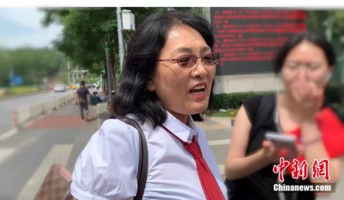 受害者方辯護律師姜麗萍接受媒體采訪 <a target='_blank'  >中新網</a> 楊雨奇 攝 點擊進入下一頁