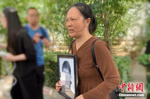 謝雕母親帶著謝雕的遺照走出法院 <a target='_blank'  >中新網</a> 楊雨奇 攝 點擊進入下一頁